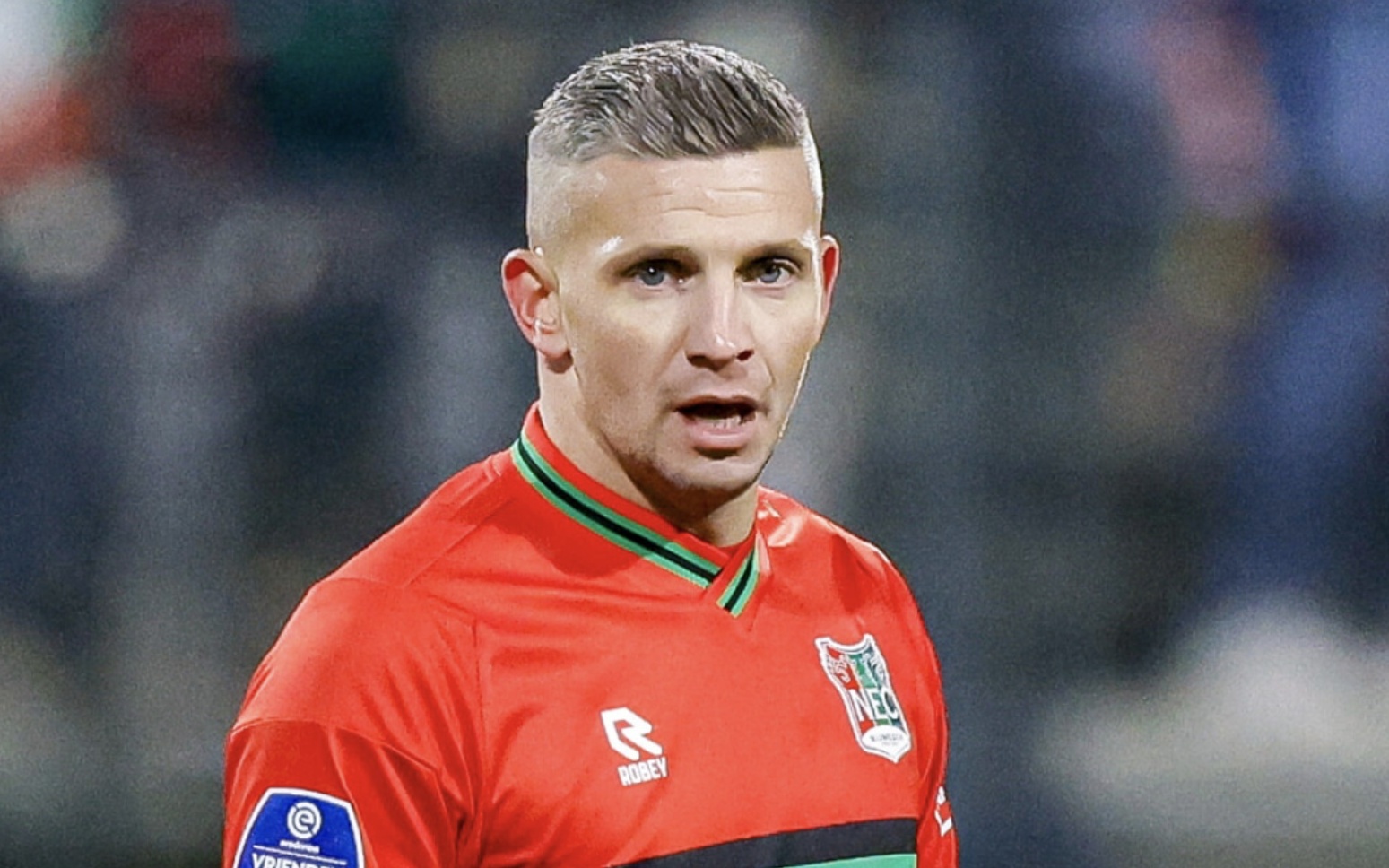 在防守端建 在防守端建