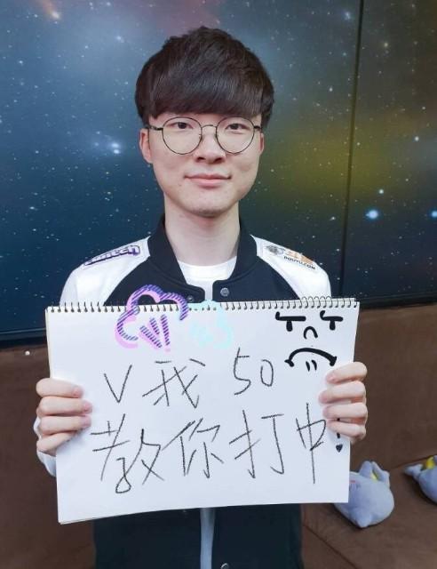 他在肋部与